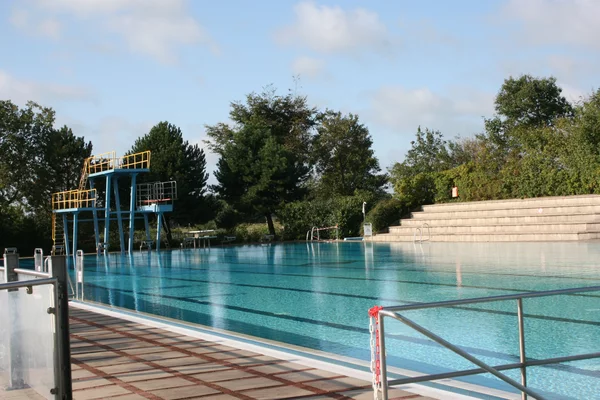 Sprungturm und Becken im Freizeitbad