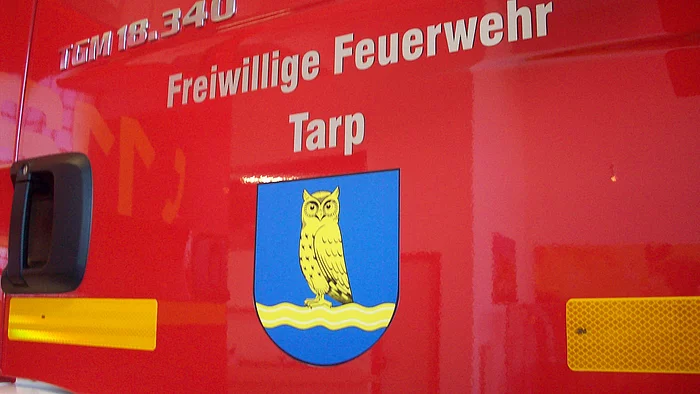 Aufschrift auf Feuerwehrauto der Freiwilligen Feuerwehr Tarp