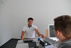 Darstellung Übergabe Personalausweis