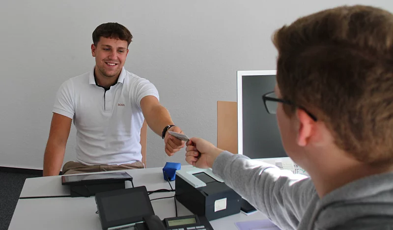 Personalausweis übergeben